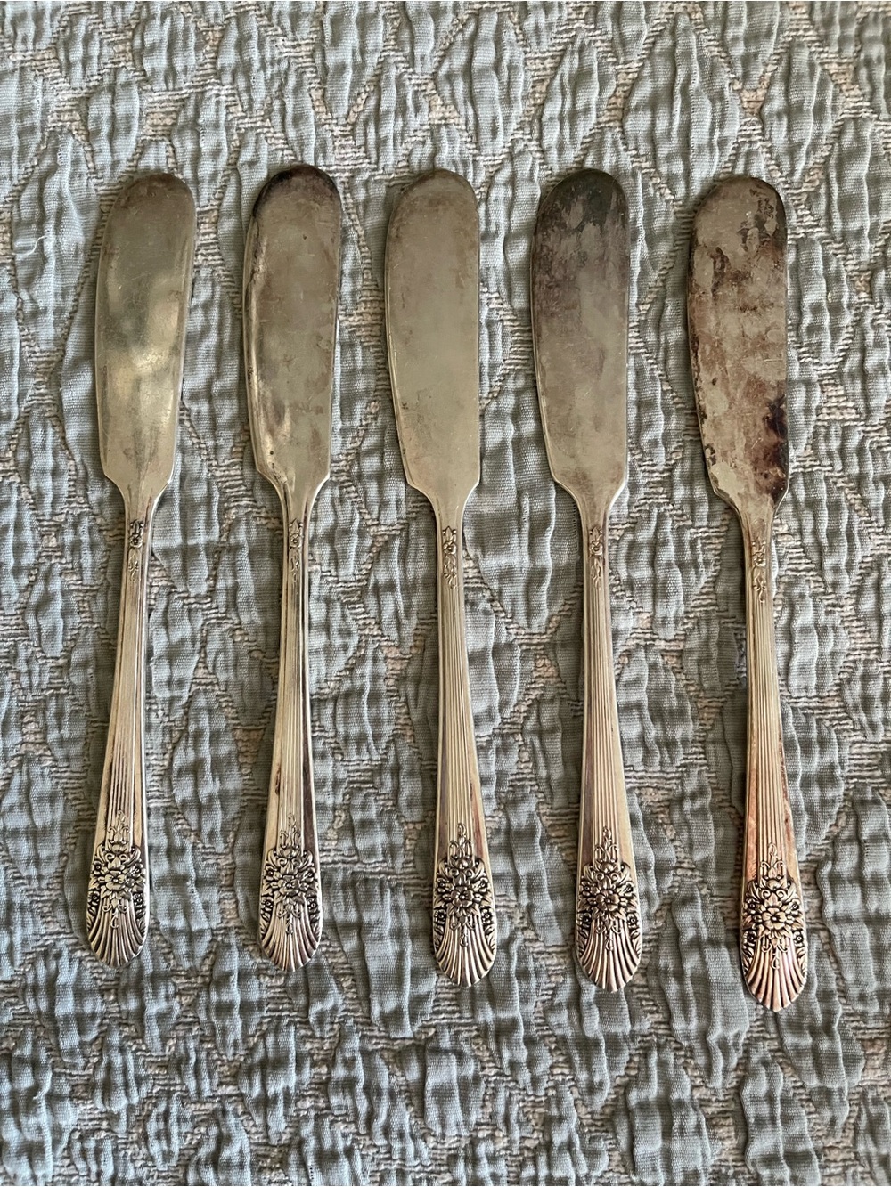 5 VTG WM ROGERS MFG. & CO. SILVER MIST PATTERN SILVER PLATE 6” BUTTER SPREADERS